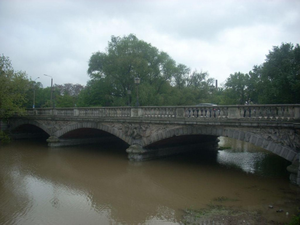 22 Maja 2010, godzina 13:10, cofka- rzeka od mostu grunwaldzkiego wraca z powrotem do źródeł.