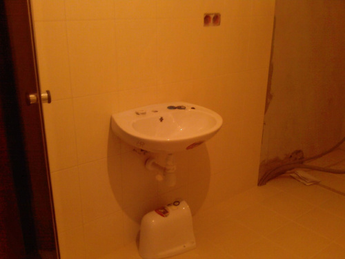 24 czerwca 2010 roku - pan fliziarz zakończył pierwszy etap prac :))) Umywalka w dolnej łazience