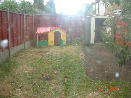 12/07/2010 - widok na ogród (w spadku dostaliśmy dodatkowy domek ;)