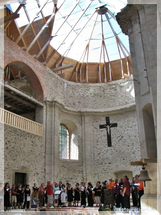 Kościół w Neratovie ze szklanym dachem- próba chóru