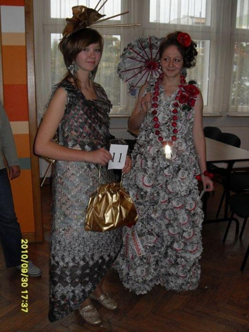 Moje dwie modelki na pokazie .Sukienki i dodatki wykonane z gazet.
Ta po lewej nazwana RYBIĄ ŁUSKĄ zdobyła I miejsce