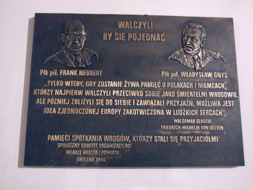 Gniezno kościół Garnizonowy
Pamiątkowa Tablica pilotów
Władysław Gnyś i Frank Neuber