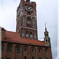 Ratusz Staromiejski w Toruniu,gotycki budynek powstały etapami w ciągu XIII i XIV w., przebudowany w XVII w. i odbudowany po zniszczeniach w XVIII w., jeden z najznamienitszych przykładów średniowiecznej architektury mieszczańskiej w środkowej Europie.