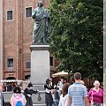 Pomnik Mikołaja Kopernika.
Pomysłodawcą postawienia w Toruniu pomnika Mikołajowi Kopernikowi był Stanisław Staszic. #Toruń #miasto #zabytki #zwiedzanie #wycieczki #gotyk
