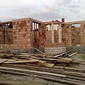 tył domu od prawej wyjście z kuchni , półokrągła jadalnia, wyjście z salonu, okno w salonie