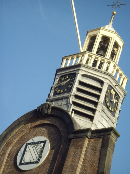 Zegary - słoneczny i tradycyjny - na wieży kościelnej.