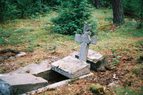 otwarty grób #cmentarz #mazury