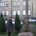 To właśnie u p. Mariana powstał pomysł, by w tym miejscu stanął obelisk upamiętniający 90 rocznicę odzyskania niepodległości oraz śmierc dwóch powstańców Cz. Plewińskiegi i St.Pachowiaka. Zarząd TMMS zaakceptował tą koncepcję jednogłośnie.
