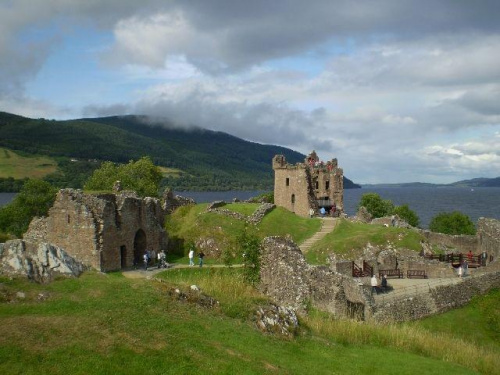 Urquat Castle nad jeziorem Loch Ness.