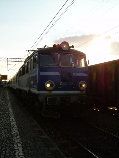 (Siódemka)EU07 - 167 jako obecny pociąg TLK 71101 relacji Zielona Góra - Warszawa Wschodnia wjeżdża na tor przy peronie 2(Babimost, 17 października 2010)
