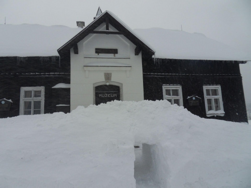 Klimatyczne miejsce w Górach Izerskich osada Jizerka, tutaj czas zatrzymał się w miejscu,muzeum Gór Izerskich wejście trzeba było wykopać :) #osada #Jizerka #zima #Czechy #GóryIzerskie