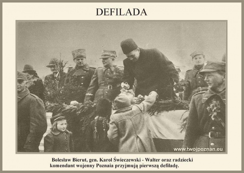 Poznań_Bolesław Bierut, gen. Karol Świerczewski-Walter oraz radziecki komendant wojenny Poznania przyjmują pierwszą defiladę