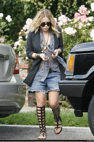 MK leaving a friends house in Hollywood-paprazzi lipiec 2008