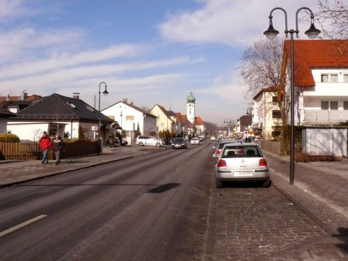 D-2. Przed cukiernią. Główna ulica miasteczka Eichenau.