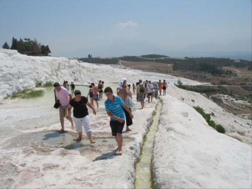 Pamukkale czyli wapienne tarasy i Heirapolis uzdrowisko rzymskie z początku naszej ery. Na mnie więkse wrażenie zrobiły ruiny miasta po których można swobodnie chodzić.