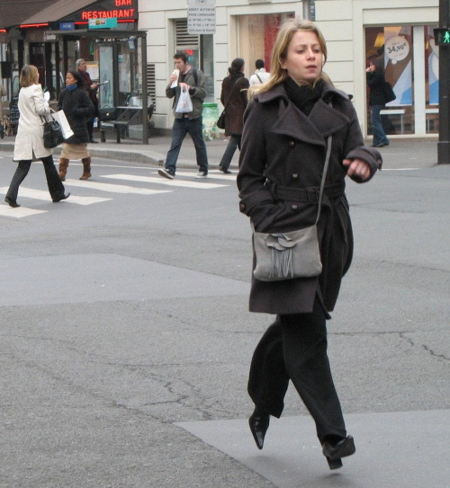 Prawdziwa Paryżanka chodzi nie dotykając ulic...