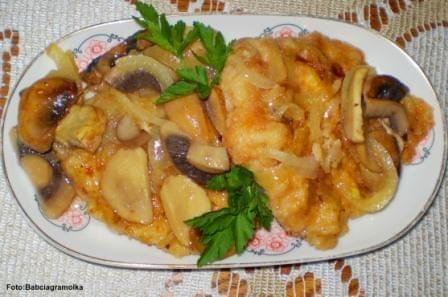 Kotlety schabowe duszone z cebulką i pieczarkami.
Przepisy do zdjęć zawartych w albumie można odszukać na forum GarKulinar .
Tu jest link
http://garkulinar.jun.pl/index.php
Zapraszam. #mięso #schab #PieczarkiCebula #obiad #kulinaria #gotowanie