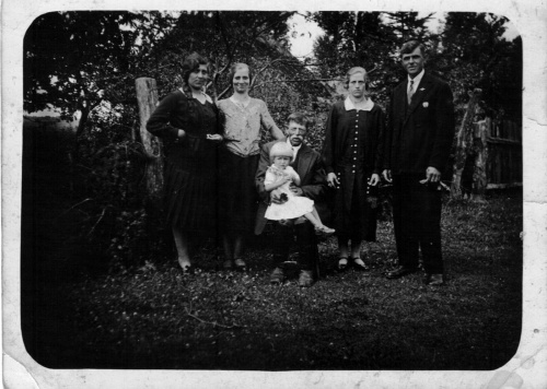 Zdjęcie z ok 1932 r p. Jadwiga Wójcik na kolanach u dziadka (rodzice jej z prawej)
