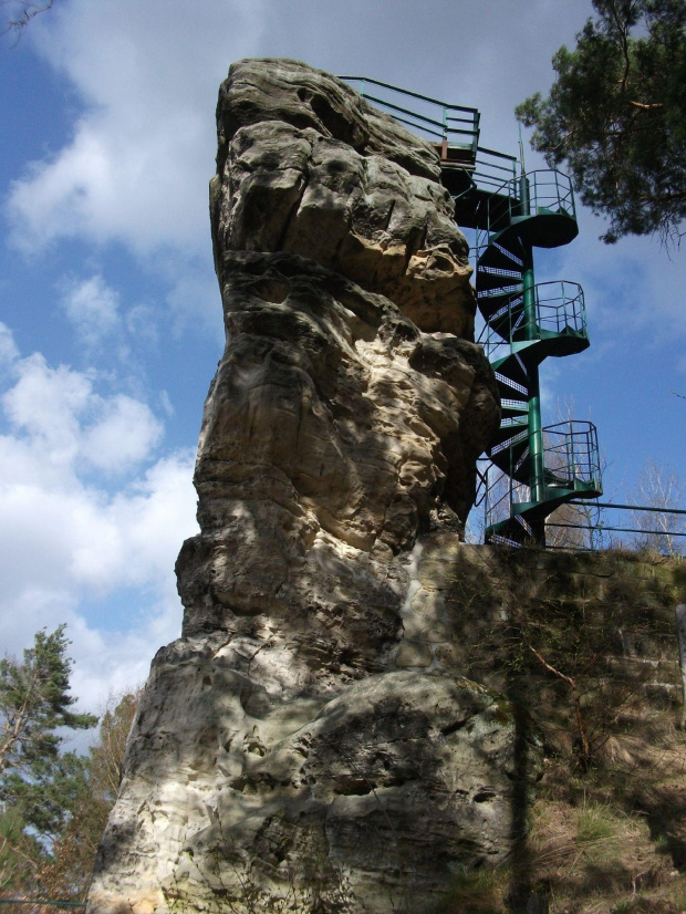 Skalna wieża Hlavatice w okolicy zamku Valdstejn 380 m n.p.m...skała nazywana "Zębem Czasu" tak bardzo podobała się turystom,że w 1894 zbudowano na nią schody i odtąd można z góry podziwiać piękne okolice Turnova.. #Czechy