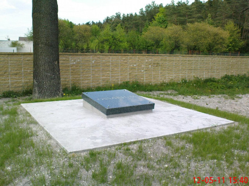 Cmentarz Wojskowy i Wojenny przy ul.Wojsławickiej w Chełmie - OSSARIUM - Miejsce spoczynku ekshumowanych szczątków zmarłych bezimiennych żołnierzy #Cmentarze