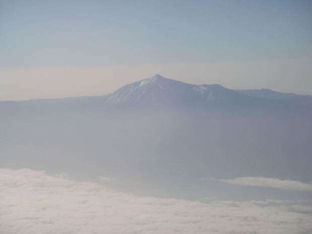 Wulkan Teide. 3718 m.n.p.m. Jest trzecim co do wielkości wulkanem na świecie #chmurki #góry #Niebo #Teneryfa #wulkan