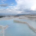 Pamukkale - wapienne tarasy wpisane na listę światowego dziedzictwa UNESCO. Wypływająca z gorących źródeł woda od 14 tys. lat tworzy na skałach malownicze progi. #Turcja #Antalya #Manavgat #Perge #Pamukkale #Hierapolis